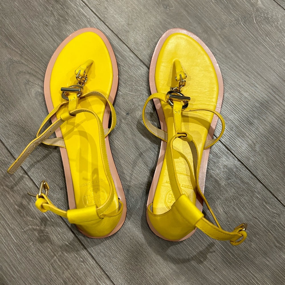 ⬇️SALE‼️ TORY BURCH • Yellow New Toggle Leather Flat Sandals • size 7